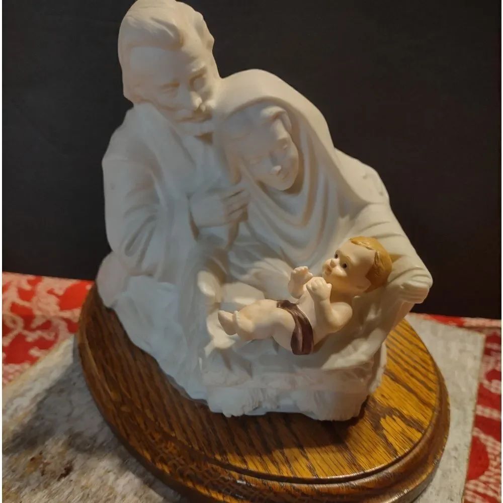 👍 Porcelain Holy Family Figure. C3